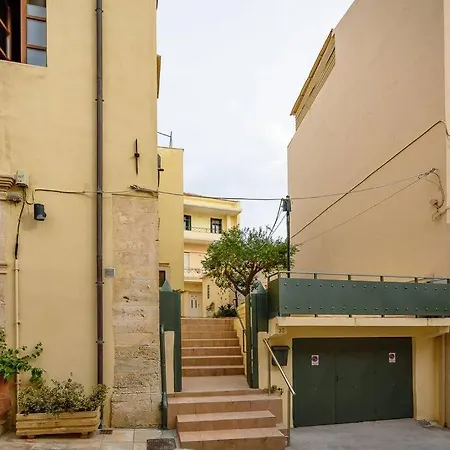 Family W. Yard In Beating Heart Of Old Town Semesterbostad