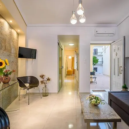 Σπίτι διακοπών Family W. Yard In Beating Heart Of Old Town