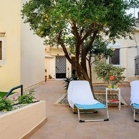 Σπίτι διακοπών Family W. Yard In Beating Heart Of Old Town