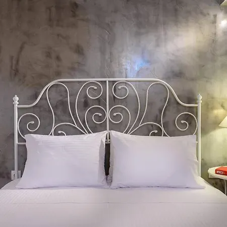 Family W. Yard In Beating Heart Of Old Town *