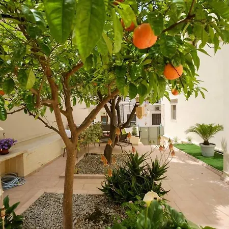 Family W. Yard In Beating Heart Of Old Town בית נופש