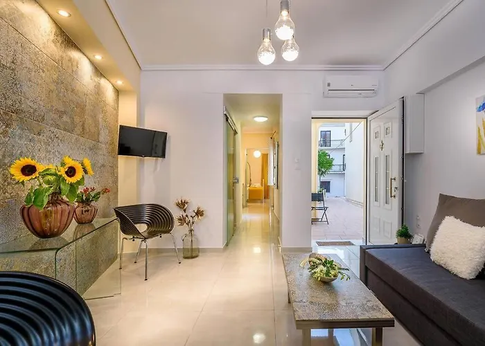 Semesterbostad Family W. Yard In Beating Heart Of Old Town