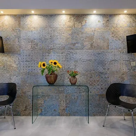 度假居 Family W. Yard In Beating Heart Of Old Town 干尼亞