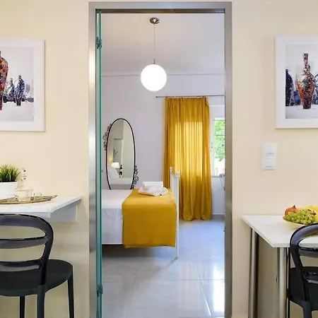 Family W. Yard In Beating Heart Of Old Town * 干尼亞