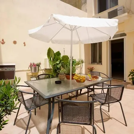 Family W. Yard In Beating Heart Of Old Town * Chania (Crete)