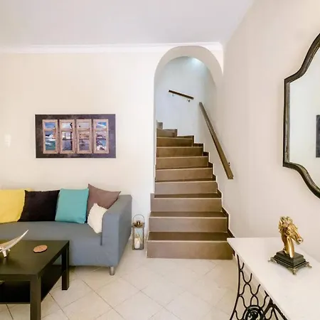 Family W. Yard In Beating Heart Of Old Town *